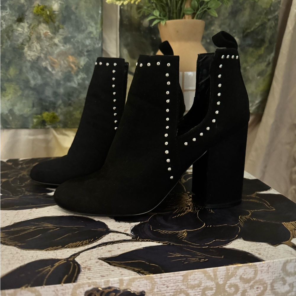 🔥 Steve Madden Notorious Black Studded Suede Ankle Booties – Size 6.5M